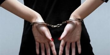 هزة وسنويات وإجازات.. اعتقال امرأة يقود إلى اكتشاف معاملات مرورية مزورة داخل منزلها في بغداد