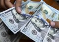 خاص:155 ألف دينار لكل 100 دولار.. هل تنجح حكومة الزيدي في كسر سعر السوق الموازية؟