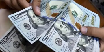 خاص:155 ألف دينار لكل 100 دولار.. هل تنجح حكومة الزيدي في كسر سعر السوق الموازية؟