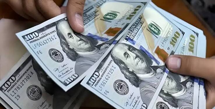 خاص:155 ألف دينار لكل 100 دولار.. هل تنجح حكومة الزيدي في كسر سعر السوق الموازية؟