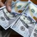 خاص:155 ألف دينار لكل 100 دولار.. هل تنجح حكومة الزيدي في كسر سعر السوق الموازية؟