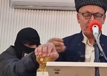 بالفيديو.. ملثم يثير الذعر في كفري.. اقتحم مسجدين برسائل تهديد باسم “داعش” والقوات الأمنية تعتقله