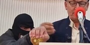 بالفيديو.. ملثم يثير الذعر في كفري.. اقتحم مسجدين برسائل تهديد باسم “داعش” والقوات الأمنية تعتقله