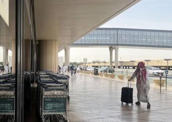 مطار الرياض يعود إلى العمل تحت التهديد.. استئناف الرحلات لا ينهي المخاوف الأمنية