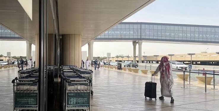مطار الرياض يعود إلى العمل تحت التهديد.. استئناف الرحلات لا ينهي المخاوف الأمنية