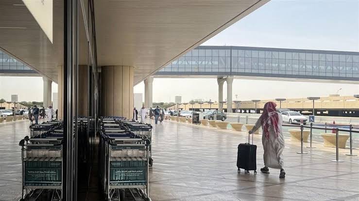 مطار الرياض يعود إلى العمل تحت التهديد.. استئناف الرحلات لا ينهي المخاوف الأمنية