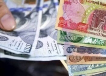خاص: بعد دعوات نيابية.. مقترح دفع رواتب الموظفين بالدولار يصطدم بـ”السيادة التشريعية” للدينار العراقي
