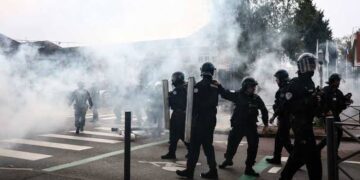المشهد انقلب.. إيران تستدعي السفير الفرنسي: نطالب بالتحقيق باعتداءات الأمن الفرنسي على الطلبة المحتجين بباريس
