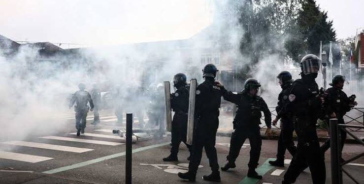 المشهد انقلب.. إيران تستدعي السفير الفرنسي: نطالب بالتحقيق باعتداءات الأمن الفرنسي على الطلبة المحتجين بباريس