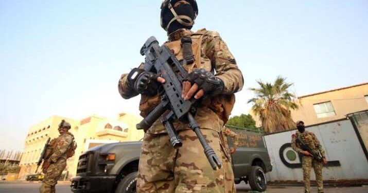الاستخبارات تقتحم “الورشة السرية”.. الإطاحة بشبكة لتزييـف اللوحات المرورية وتـزوير السنويات