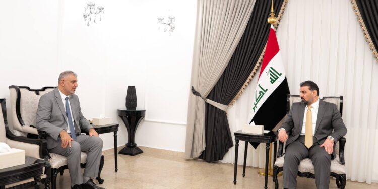 الحلبوسي يبحث تسريع التحول الرقمي والإصلاح الحكومي ويوجه بالإسراع في قانون الوزارة
