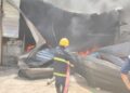 حريق يلتهم أربعة محال للسيراميك في بغداد والدفاع المدني يتدخل
