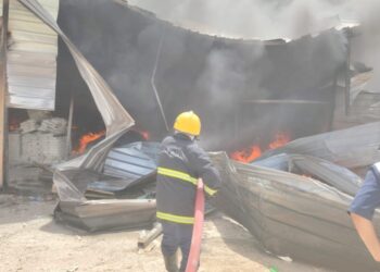 حريق يلتهم أربعة محال للسيراميك في بغداد والدفاع المدني يتدخل