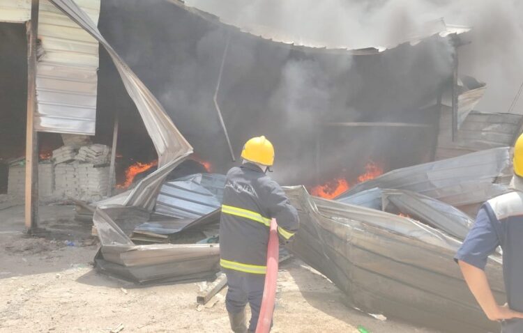 حريق يلتهم أربعة محال للسيراميك في بغداد والدفاع المدني يتدخل