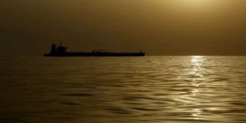 شركة كورية مغمورة تتصدر الملاحة في هرمز وتنقل شحنات من النفط العراقي