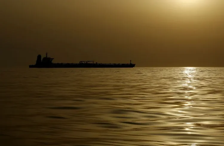 شركة كورية مغمورة تتصدر الملاحة في هرمز وتنقل شحنات من النفط العراقي