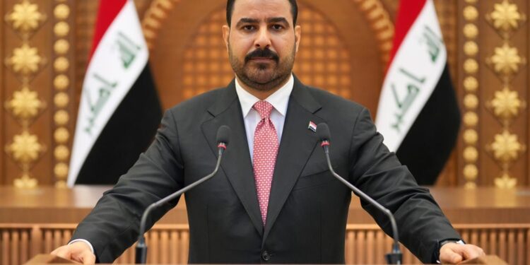 بعضهم يصل راتبه إلى 5 ملايين دينار.. الزيدي ينهي عقود 69 مستشاراً (وثائق)